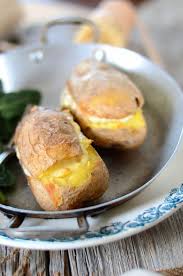 Raclette Revisitee Dans Des Pommes De Terre Au Four Recette Tangerine Zest Recette Pomme De Terre Au Four Recettes De Cuisine Recette De Plat