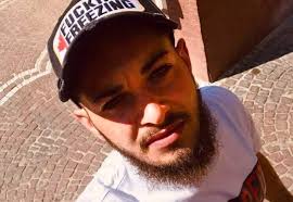 Nella serata di domenica 2 agosto nel padovano un 16enne è morto, stramazzato al suolo dopo aver mangiato una pizza con degli amici. Ragazzo Morto In Moto A Napoli L Incidente Cinque Giorni Prima