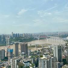 对于龙湖日月光天街来说会有哪些挑战呢？ 1、建筑已大规模定型 龙湖接手日月光最大的难点是整个项目建筑全部已经定型，是不能推翻重建的。 2、日月光硬件设置老旧 日月光中心购物广场开业于2010年9月，到现在已超过10年! Photos At æ—¥æœˆå…‰ä¸­å¿ƒå¹¿åœº YuzhÅng Qu Minquan Rd