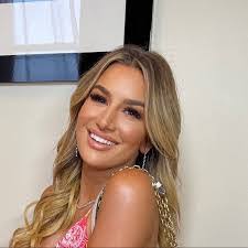 Lacey Ayers's Instagram, Twitter & Facebook