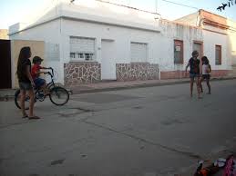 La foto ninos jugando al futbol en la calle puede ser utilizada para propositos personales de acuerdo con las condiciones de la licencia sin royalties adquirida. Ninos Jugando En La Calle 33 Mapio Net