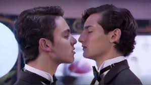 Por fin ocurrió el beso de ArisTemo, la pareja gay más famosa de la tv  mexicana