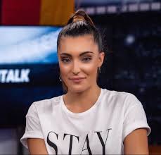 Macht heute richtig spass zu schauen , moderatorin 1000 mal besser als thomas helmer !!! Valentina Maceri Sport1