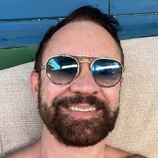 Fun fact: The small island of Java (🔴) has more population than all of  Russia (🔵)