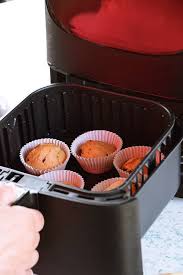 Auch das backen von pizza, flammkuchen und sogar kuchen ist kein problem, vorausgesetzt die produkte passen hinein. Muffins Aus Der Heissluftfritteuse Schnell Einfach Calistas Traum