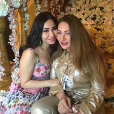 علقت الفنانة نبيلة عبيد على أزمة الفنانة شيرين عبد الوهاب وزوجها المطرب حسام حبيب الأخيرة بعد تسريب تسجيل صوتي وصف بأنه ينسب لوالد حسام. Ø¨ÙŠÙ† Ø²ÙØ§ÙÙ‡Ø§ Ø¹Ù„Ù‰ Ø­Ø³Ø§Ù… Ø­Ø¨ÙŠØ¨ ÙˆØ²ÙˆØ§Ø¬Ù‡Ø§ Ù…Ù† Ù…Ø­Ù…Ø¯ Ù…ØµØ·ÙÙ‰ Ù‡ÙƒØ°Ø§ ØªØºÙŠØ±Øª Ø´ÙŠØ±ÙŠÙ† ÙÙŠ 11 Ø¹Ø§Ù…Ø§ Ù…Ø¬Ù„Ø© Ù‡ÙŠ