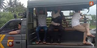 Tidak memotong perkataan gurunya atau mendahuluinya dalam berbicara, dalam pembicaraan apapun. L5qeb74x Ynnjm