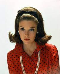 Lisa Palmer In Silk Shirt By Chuck Howard For Townley With Pearl Earrings And Necklace By Marvella Photo By Francesco Scavullo Feb 1968 Vintage Hairstyles Retro Hairstyles Hair Flip
