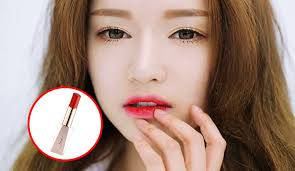 Phun môi bao lâu thì mới được đánh son?