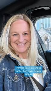 Leslie Hurst's Instagram, Twitter & Facebook