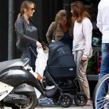 ˈroːnɑld də ˈbuːr;1 born 15 may 1970) is a dutch former professional footballer who played as a midfielder. Celeb Baby Ronald De Boer Ligt Heerlijk In Easywalker Mini Stroller Babystuf Babyproducten Baby Beroemdheden