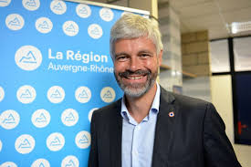 Laurent wauquiez has the keys: Laurent Wauquiez Case Son Logo Jusque Sur Le Dos Des Lyceens Mediacites