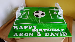 In die mitte eine serviette mit fußbällen. Soccer Field Cake Fussballfeld Torte Fussballfeld Kuchen Tauftorte Geburtstag