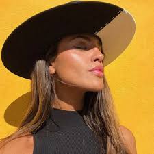 Eiza González usa @julio.jordan Sombrero bicolor de lana fina con  aplicaciones de cuero y baño de oro 🫶🏻😍✨ Eiza González wearing  @julio.jordan Bicolor fine wool hat with leather appliques and gold  plating. #