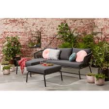 hallo voorjaar laat je inspireren door ons tuinmagazine en breng jouw tuin tot leven loungebank tuin voorjaar buitendecoraties buitenruimten meubel ideeen