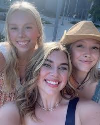 Tonya Lowe's Instagram, Twitter & Facebook