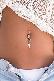 Traumfanger Schreibfeder Perlen Und Schmuckwerk Piercing Am Bauchnabel Nabelring Welcher Kleine Zusatzkla Bellybutton Piercings Belly Jewelry Belly Piercing