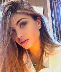 Dopo alcune esperienze nell'ambito musicale con diversi gruppi, è salita alla ribalta come cantante solista tra il 2009 e il 2010, ottenendo la vittoria alla nona edizione del talent show amici di maria de filippi e firmando un contratto con l'etichetta. Chi E Emma Muscat