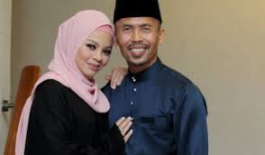 Di sini saya ada contoh gambar dulu yang berhadapan dengan lighting terang sampai nampak refleksi cahaya di pipi sebab cahaya lampu dan gamba baru. Saya Memang Tak Putih Macam Orang Putih Sarah Mynewshub