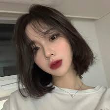 When you opt for textured wavy hair as a key style, you should complete it with something different, likes these straight bangs, to make it really stand out. Soft Grunge Aesthetic Korean Bangs Soft Grunge Outfit Alien S Approved Josh And Jenare