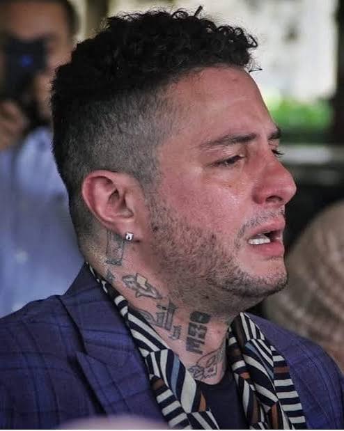 انهيار احمد الفيشاوي خلال تشييع جنازة والده – موقع بصراحة-موقع النجوم