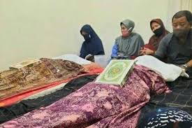 Cara kirim doa untuk orang meninggal. Kiai Saat Itu Menuntun Istri Setelah Itu Meneteskan Air Mata Sejam Kemudian Beliau Juga Meninggal Halaman All Kompas Com