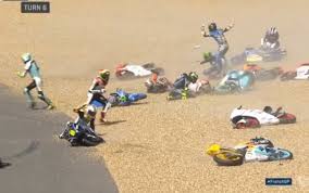 Bezzecchi in testa nelle ultime libere. Le Mans Maxi Incidente In Moto3 Tutti Giu Per Terra Sky Sport