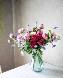 梅雨の時期 鬱陶しいけど涼しいです 庭に咲くバラは終わってしまいましたが アーティシャルのバラのブーケを 鮮やかなマゼンダと柔らかいピンク ラベンダーの紫で華やかに 横に広がるボリュームのあるブーケは こうして花瓶に入れて飾っても素敵です