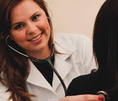 Há 10 anos me formava em Medicina pela FURG. Lembro como se fosse ontem  aquele frio nas entranhas de medo por tudo que receber o diploma de médica  representava para mim. Não