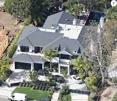 Laeticia hallyday, confinée à los angeles avec ses filles jade et joy, n'en demeure pas moins très préoccupée par la situation sanitaire en france. Laeticia Hallyday Sa Villa Adoree De Pacific Palisades A Trouve Preneur Le Diaporama Purepeople