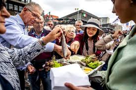 Dus gister bij rick buijs en vandaag bij simones in den haag, nugget test ook mee al mag hij. In 2020 Geen Traditionele Vlaggetjesdag Maar Wel Nieuwe Haring Indebuurt Den Haag