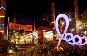 Terdapat satu tempat makan bandros yang terkenal di kota ini yakni bandros atta yang berada dekat dengan stasiun sukabumi. Tempat Nongkrong Outdoor Hits Kekinian Di Kota Surabaya Penginapan Net 2021