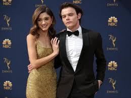 Is charlie heaton from the u.k.? Natalia Dyer Dazzles On Red Carpet And Charlie Heaton Can T Take His Eyes Off Her Entertainment