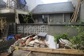 Tapi pagar kayu yang satu ini dikreasikan dengan tambahan bingkai berbahan besi sehingga terlihat modern dan elegan. Ogie Hartantyo On Twitter Dan Ini Adalah Tampak Luar Setelah Roster Jadi Balkon Lantai 2 Juga Lagi Kita Benerin Nantinya Diujung Balkon Kita Kasih Tekukan Gitu Untuk Naroh Lampu Led Di Bagian