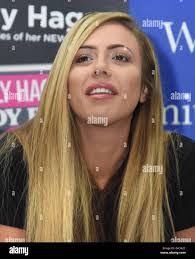 Holly Shea's Instagram, Twitter & Facebook