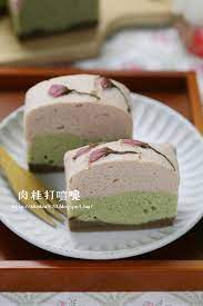 前陣子還想說要用櫻花材料做些甚麼 日本有一種蛋糕叫做浮島蛋糕 是用豆沙混在麵糊一起烘烤或水蒸的蛋糕 也有類似像羊羹與蛋糕的組合 是蛋糕 但不是西式蛋糕 有人會做成好像海洋與土壤的顏色 或是其他不同意義象徵 no bake desserts desserts japanese