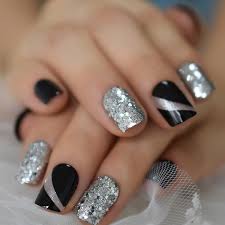 Un original tuto pour votre french manucure fondue: 1001 Modeles De Manucure Noire Parfaits Pour L Hiver
