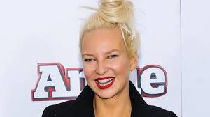 Cerita Penyanyi Sia Jalani Beratnya Hidup saat Kecanduan Narkoba