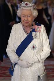 Ela convidou o príncipe harry a fim de dar um herdeiro do trono britânico, charles preferiu não seguir as ordens da mãe, a rainha elizabeth. Tiara De Rubi Da Rainha Elizabeth Ii E Seu Simbolismo Waufen