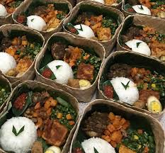 Lauk yang ditawarkan pun biasanya lauk rumahan yang biasa dikonsumsi. Nasi Kotak Besek Bambu Denpasar Bali 081 7471 8712