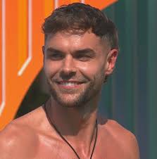 We found the full video of Love Island's Harry getting a hair transplant in  Turkey before the villa ✂️ ⬇️