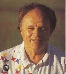 Falta el Eladio Rojas, quien le dio a Chile un tercer lugar en un mundial,  y nunca se podido superar, y nunca de le brindó un homenaje.