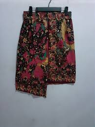 Warna batik yang digunakan sangat cocok yaitu perpaduan putih, hitam dan merah tua. Rok Batik Asimetris Fesyen Wanita Pakaian Wanita Gaun Rok Di Carousell
