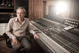Hij werd geboren als zoon van componist william lloyd webber en muzieklerares jean hermione johnstone. Andrew Lloyd Webber Offizielle Biografie