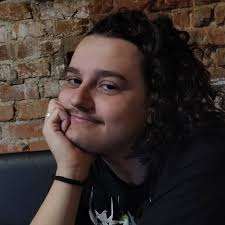 O Serj com 50+ as costas canta 30 músicas e o povo ainda quer carinho? Ora  porra, carinho quero do meu namorado, quero mais que ele cante 30 músicas  de uma vez kkkkkk