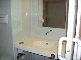 Vous souhaitez rendre accessible votre salle de bain pmr aux personnes à mobilité réduite ? Grand Lavabo Salle De Bain Pmr Picture Of Premiere Classe Saint Etienne Nord Villars Tripadvisor