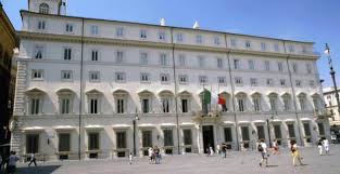 Historyczny budynek w rzymie (pl); Palazzo Chigi Roma At