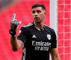 Un duro golpe de yerry mina y debi? Arsenal Hero Emiliano Martinez Set To Join Aston Villa After 15million Offer With Bernd Leno To Be Arteta S No1