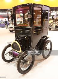 A Renault Type B From 1899 Is Seen On Display At Retromobile An Exhibition Of Vintage Motor Vehicles At Paris Expo In Porte De Carros Carros Classicos Auto