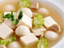 Kuahnya sendiri terasa gurih karena berupa percampuran antara kaldu udang dan beberapa bumbu. Sup Tahu Disini Ada Aneka Cara Membuat Video Resep Sup Tahu Sutra Jamur Tomat Kuah Bening Bakso Udang Telur Korea Resep Sup Resep Masakan Makanan Dan Minuman